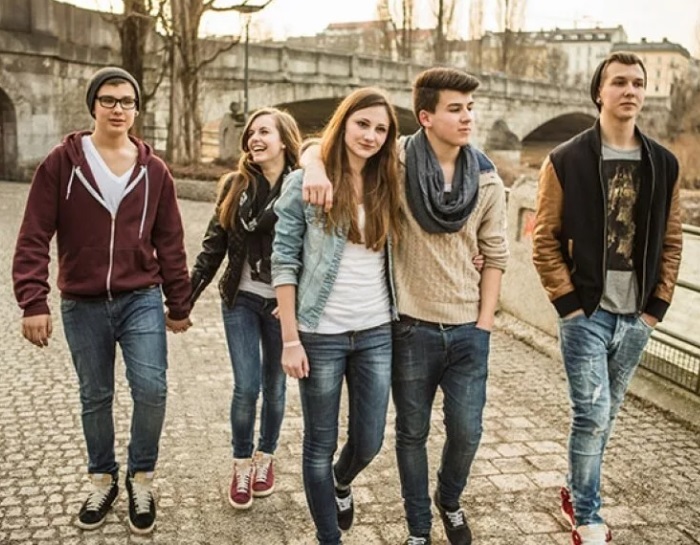 Что сейчас модно у подростков: обзор трендов молодежной моды 2024
